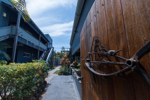 Backpackers At 1770 - New South Wales Tourism  3