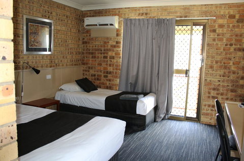 Clermont Country Motor Inn - New South Wales Tourism  2