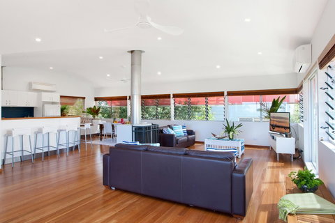 Jolly Roger's Beach House - New South Wales Tourism  3
