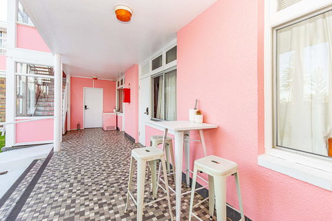 The Pink Hotel Coolangatta - New South Wales Tourism  3