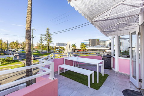 The Pink Hotel Coolangatta - New South Wales Tourism  6