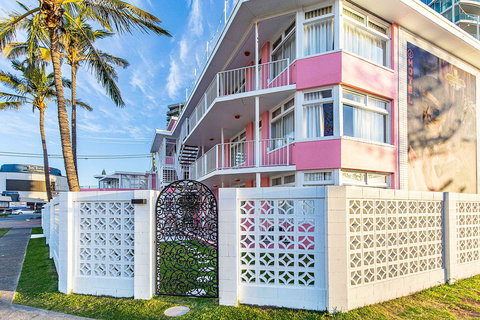 The Pink Hotel Coolangatta - New South Wales Tourism  1
