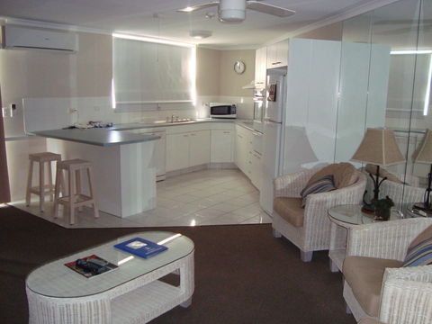 Grosvenor Beachfront Apartments Surfers Paradise - New South Wales Tourism  14