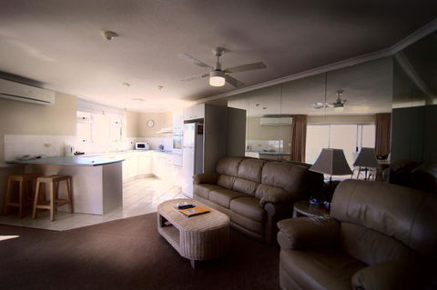 Grosvenor Beachfront Apartments Surfers Paradise - New South Wales Tourism  9