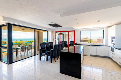 Burgess @ Kings Beach Apartments - New South Wales Tourism  12