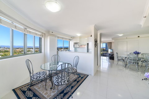 The Meriton Apartments On Main Beach - New South Wales Tourism  15