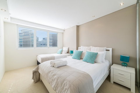 The Meriton Apartments On Main Beach - New South Wales Tourism  6