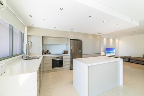 The Meriton Apartments On Main Beach - New South Wales Tourism  9