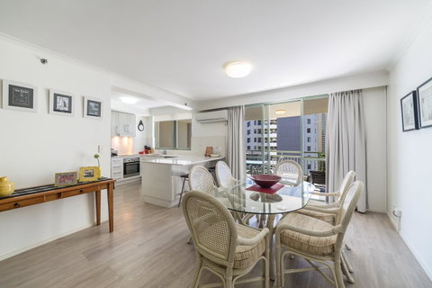 The Meriton Apartments On Main Beach - New South Wales Tourism  2