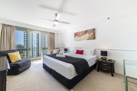 The Meriton Apartments On Main Beach - New South Wales Tourism  1