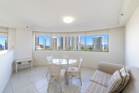 The Meriton Apartments On Main Beach - New South Wales Tourism  4
