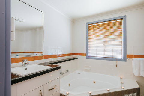 Apple Blossom Cottages - New South Wales Tourism  9