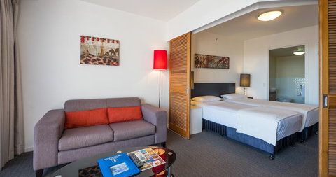 Broadbeach Savannah Resort - New South Wales Tourism  6