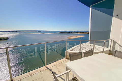 Waves Maroochy River - New South Wales Tourism  2