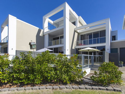 WAVES ON KAMALA 13 - New South Wales Tourism  0