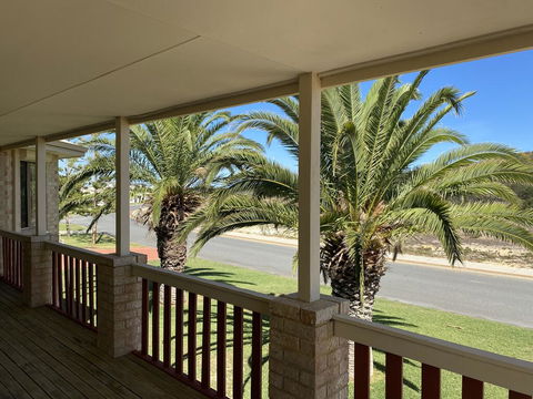 Whispering Palms - New South Wales Tourism  1
