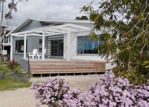 WHITE SHELLS HOLIDAY RENTAL - New South Wales Tourism  0