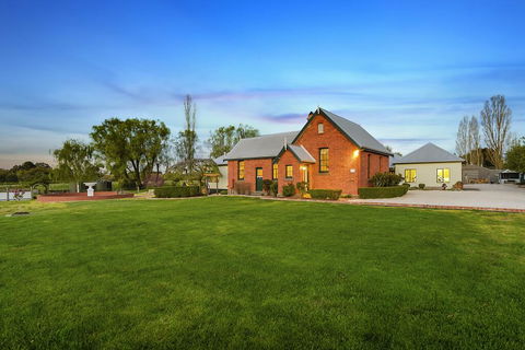 Woodend Old School House - New South Wales Tourism  0