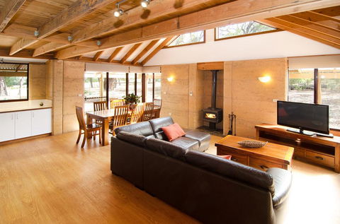 Woodstone Kookaburra Cottage - New South Wales Tourism  3