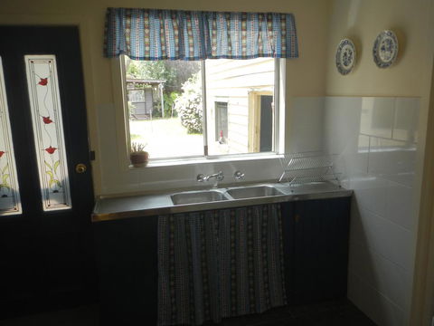 Yarram Cottage: Art And Accommodation - New South Wales Tourism  2