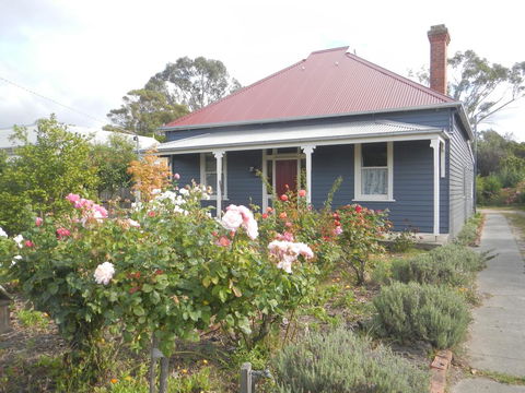 Yarram Cottage: Art And Accommodation - New South Wales Tourism  0