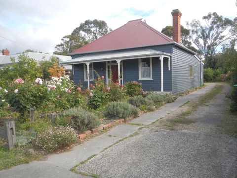 Yarram Cottage: Art And Accommodation - New South Wales Tourism  1