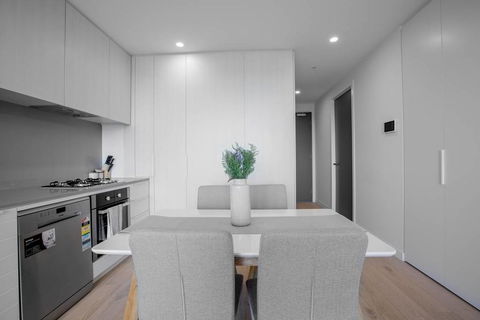 Grey Style, Simple And Cozy Apt@Parkville+Carpark - New South Wales Tourism  1
