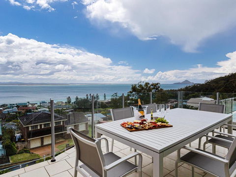 Maison De La Mer 30 Mulubinda Parade - Luxurious, Linen, Aircon And Panoramic Views - New South Wales Tourism  0
