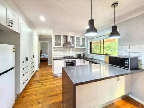3-BR House Close To Bella Vista & Norwest Express Bus To CBD Free Parking & Wifi - New South Wales Tourism  0