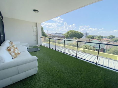 A Cozy 2B2B Apartment Near Airport & Train Station - New South Wales Tourism  0
