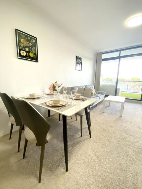 A Cozy 2B2B Apartment Near Airport & Train Station - New South Wales Tourism  1