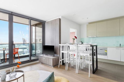 A 2BR Apt With Harbour Views And FREE Parking - New South Wales Tourism  3