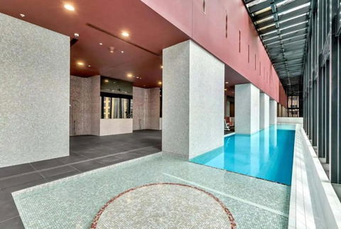 A Chic 2BR Apt Near Melbourne CBD W FREE Parking - New South Wales Tourism  2