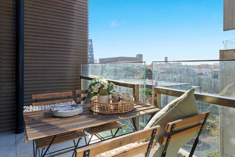 A Chic 2BR Apt Near Melbourne Uni FREE Parking - New South Wales Tourism  4
