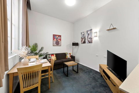 A Chic Apartment On Bourke St Near Chinatown - New South Wales Tourism  3