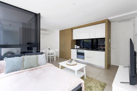 A Chic Apt With A Large Balcony Next To Grand Prix - New South Wales Tourism  1