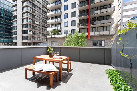 A Chic Apt With A Large Balcony Next To Grand Prix - New South Wales Tourism  2
