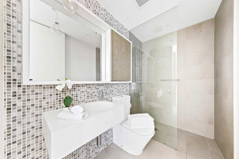A Chic Apt With A Large Balcony Next To Grand Prix - New South Wales Tourism  4