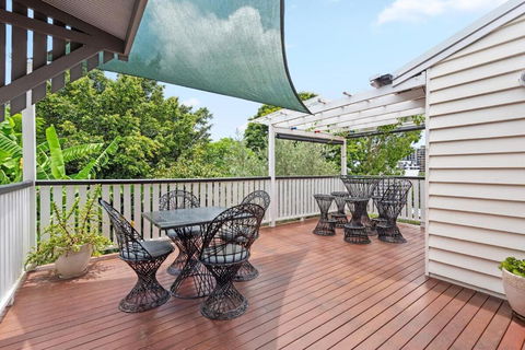 A Colourful Life 4Bed-2Bath-1Car - Queenslander - New South Wales Tourism  1