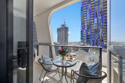 A Cozy 2BR Apt Next To Queen Victoria Market & Melbourne Central With City Views - New South Wales Tourism  0