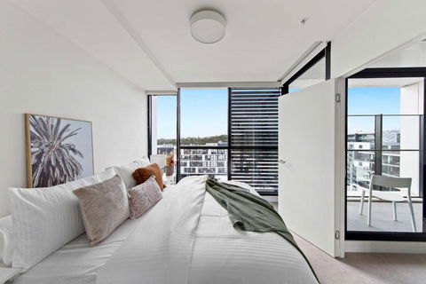A Cozy & Plush 2BR Apt Next To The Yarra River - New South Wales Tourism  0