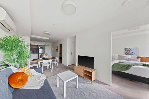 A Cozy & Plush 2BR Apt Next To The Yarra River - New South Wales Tourism  1