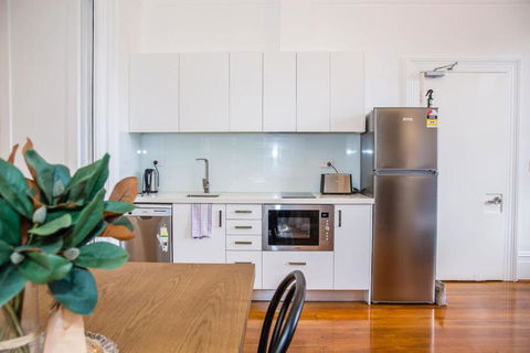 A Designer Apartment With Classic Heritage Details - New South Wales Tourism  4