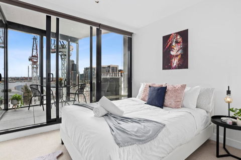 A Stylish 2BR Apt With FREE Parking - New South Wales Tourism  1