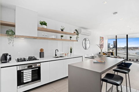 A Stylish 2BR Apt With FREE Parking - New South Wales Tourism  4