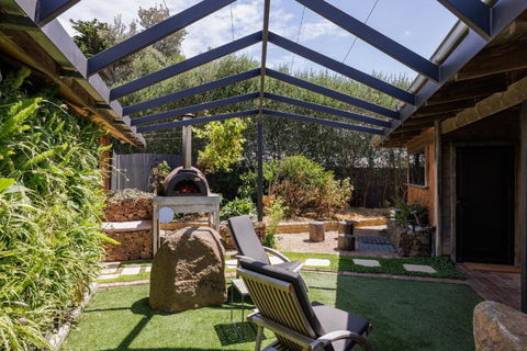 A Stylish And Unique Retreat At Surf Beach - New South Wales Tourism  0