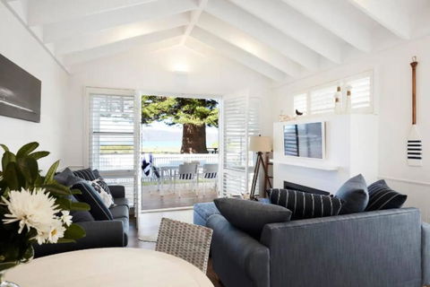Absolute Beach Front House Panoramic Views - New South Wales Tourism  4