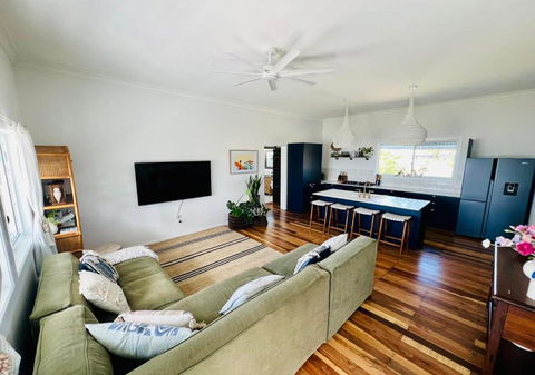 Absolute Beachfront Bowen Beach House-family Time - New South Wales Tourism  3