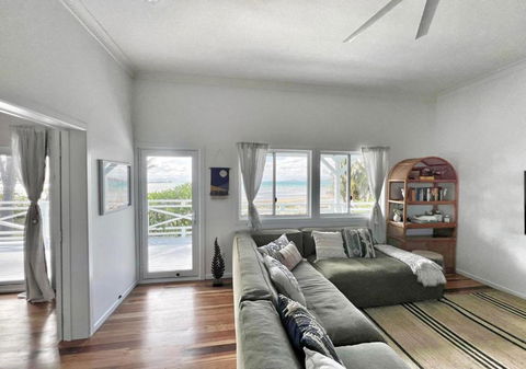 Absolute Beachfront Bowen Beach House-family Time - New South Wales Tourism  2