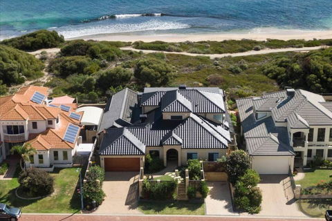 Absolute Oceanfront Retreat - New South Wales Tourism  0